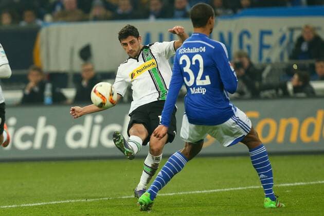 Gelsenkirchen Lars Stindl ( 13, Borussia Moenchengladbach) beim Schuss, Joel Matip ( 32, FC Schalke 04), FC Schalke 04 vs. Borussia Moenchengladbach, Fussball, Bundesliga, 18.03.2016, Copyright: Deutzmannx xEibner-Pressefoto EP_cdn