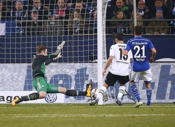 FAEHRMANN Ralf Team FC Schalke 04 mit STINDL Lars DFL Fussball Bundesliga Saison 2015-2016 Spiel FC Schalke 04-Borussia Moenchengladbach 2 : 1 am 18.Maerz 2016 in Gelsenkirchen 