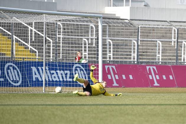 Stenia Michel, Torwart (FF USV Jena), Einzelbild, Aktion, kassiert einen Elfmeter, FC Bayern Frauen vs FF USV Jena, 19.03.16,