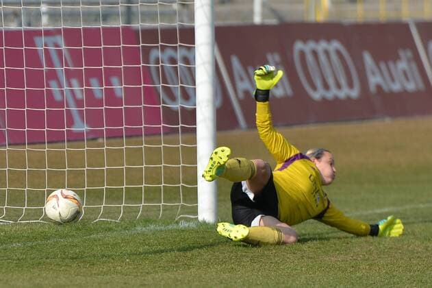 Stenia Michel (Torwart USV Jena) kann den Elfmeter von Melanie Behringer (FC Bayern Muenchen, Mel Behringer) nicht halten, 2:0 für den FC Bayern München München, Deutschland, 19.03.2016 - Fussball, Frauenfussball, FC Bayern München - USV Jena, Fussball, Frauenfussball, FC Bayern München - USV Jena, xKLx