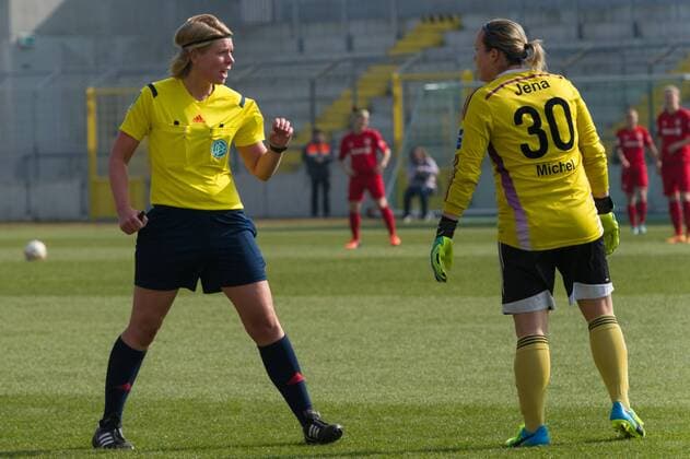 Fußball, Allianz Frauen Bundesliga, FC Bayern München - FF USV Jena Im Bild Schiedsrichterin Mirka DERLIN ermahnt Stenia MICHEL (FF USV Jena, 30) zur Ruhe xmfx
