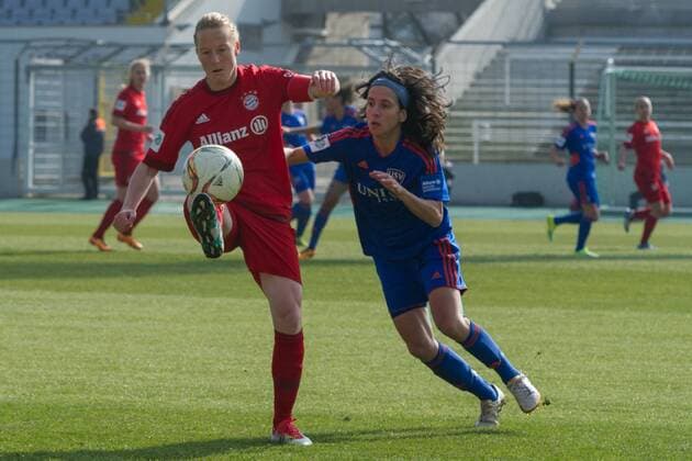Fußball, Allianz Frauen Bundesliga, FC Bayern München - FF USV Jena Im Bild Melanie BEHRINGER (FC Bayern München, 7), Dolores Isabel Jacome DA SILVA (FF USV Jena, 14) im Zweikampf um den Ball xmfx