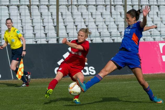 Fußball, Allianz Frauen Bundesliga, FC Bayern München - FF USV Jena Im Bild Rachel Yvonne MELHADO (FF USV Jena, 3) verhindert eine Flanke von Leonie MAIER (FC Bayern München, 20) xmfx