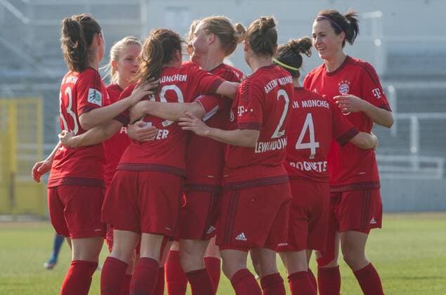 Fußball, Allianz Frauen Bundesliga, FC Bayern München - FF USV Jena Im Bild die Bayern bejubeln das Tor zum 4:1 xmfx