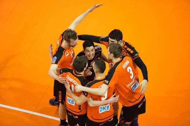 Berlin, Deutschland, 19.03.2016: Volleyball CEV CUP Halbfinale Rückspiel Saison 2015 2016 - Berlin Recycling Volleys - Knack Roeselare. Jubel v.li. Paul Carroll (BR Volleys 12), Tsimafei Zhukouski (BR Volleys 11), Erik Shoji (BR Volleys 2), Paul Lotman (BR Volleys 9), Robert Kromm (BR Volleys 3), Nicolas Le Goff (BR Volleys 7)