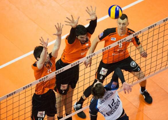 Berlin, Deutschland, 19.03.2016: Volleyball CEV CUP Halbfinale Rückspiel Saison 2015 2016 - Berlin Recycling Volleys - Knack Roeselare. Ruben Van Hirtum (Roeselare 12) gegen den Block aus Tsimafei Zhukouski (BR Volleys 11) und Nicolas Le Goff (BR Volleys 7)