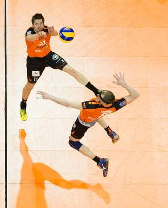 Berlin, Deutschland, 19.03.2016: Volleyball CEV CUP Halbfinale Rückspiel Saison 2015 2016 - Berlin Recycling Volleys - Knack Roeselare. Tsimafei Zhukouski (BR Volleys 11) spielt zu Felix Fischer (BR Volleys 6)
