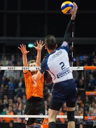 Berlin, Deutschland, 19.03.2016: Volleyball CEV CUP Halbfinale Rückspiel Saison 2015 2016 - Berlin Recycling Volleys - Knack Roeselare. Hendrik Tuerlinckx (Roeselare 2) gegen den Block aus Robert Kromm (BR Volleys 3)
