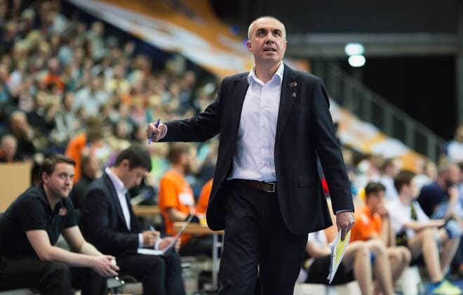 Berlin, Deutschland, 19.03.2016: Volleyball CEV CUP Halbfinale Rückspiel Saison 2015 2016 - Berlin Recycling Volleys - Knack Roeselare. Trainer Roberto Serniotti (BR Volleys)