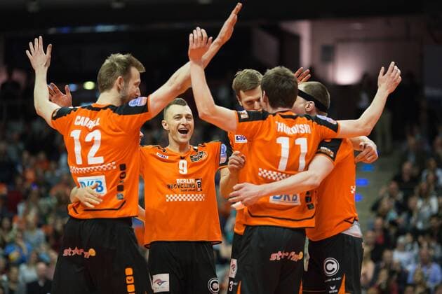 Berlin, Deutschland, 19.03.2016: Volleyball CEV CUP Halbfinale Rückspiel Saison 2015 2016 - Berlin Recycling Volleys - Knack Roeselare. Jubel v.li. Paul Carroll (BR Volleys 12), Paul Lotman (BR Volleys 9), Robert Kromm (BR Volleys 3), Tsimafei Zhukouski (BR Volleys 11), Felix Fischer (BR Volleys 6)