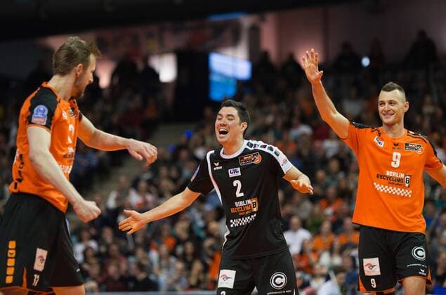 Berlin, Deutschland, 19.03.2016: Volleyball CEV CUP Halbfinale Rückspiel Saison 2015 2016 - Berlin Recycling Volleys - Knack Roeselare. Jubel v.li. Paul Carroll (BR Volleys 12), Erik Shoji (BR Volleys 2), Paul Lotman (BR Volleys 9)