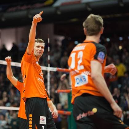 Bilder des Tages - SPORT Berlin, Deutschland, 19.03.2016: Volleyball CEV CUP Halbfinale Rückspiel Saison 2015 2016 - Berlin Recycling Volleys - Knack Roeselare. Robert Kromm (BR Volleys 3), Paul Carroll (BR Volleys 12)