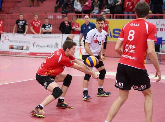 Volleyball 1. Bundesliga Saison Pre Playoffs 2015 2016 TV Rottenburg - TSV Herrsching 19.03.2016 Tom Strohbach (li, TV Rottenburg) und Willy Belizer (Mitte, TV Rottenburg) 