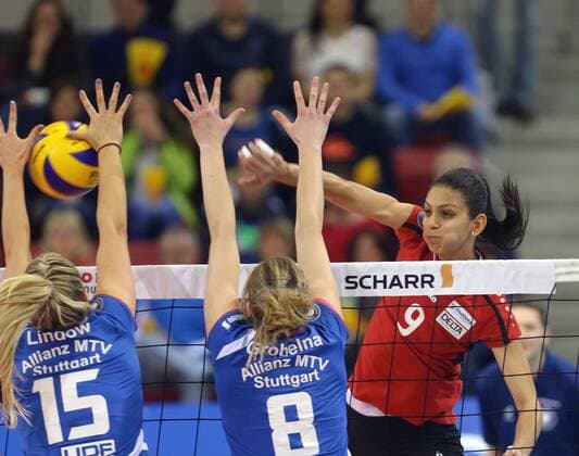 Stuttgart , Volleyball Bundesliga Play Off Viertelfinale Spiel 1 , MTV Allianz Stuttgart vs. Rote Raben Vilsbiburg , von links: Nichole Lindow Kaja Grobelna ( Allianz ) Roslandy Acosta ( Vils )