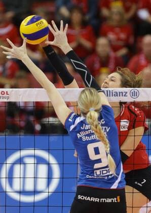 Stuttgart , Volleyball Bundesliga Play Off Viertelfinale Spiel 1 , MTV Allianz Stuttgart vs. Rote Raben Vilsbiburg , von links: Caroline Jarmoc ( Allianz ) Barbara Wezorke ( Vils )