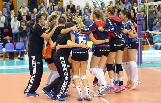 Stuttgart , Volleyball Bundesliga Play Off Viertelfinale Spiel 1 , MTV Allianz Stuttgart vs. Rote Raben Vilsbiburg , Jubel Allianz , links: Trainer Guillermo Naranjo Hernandez