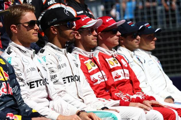 Australian Grand Prix, Melbourne 17 - 20 March 2016 20.03.2016 - Lewis Hamilton (GBR) Mercedes AMG F1 W07 Hybrid, Sebastian Vettel (GER) Scuderia Ferrari SF16-H and Kimi Raikkonen (FIN) Scuderia Ferrari SF16-H 