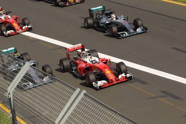 Australian Grand Prix, Melbourne 17 - 20 March 2016 20.03.2016 - Race, Sebastian Vettel (GER) Scuderia Ferrari SF16-H pass Nico Rosberg (GER) Mercedes AMG F1 W07 Hybrid 