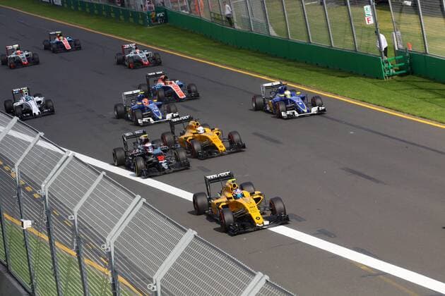 Australian Grand Prix, Melbourne 17 - 20 March 2016 20.03.2016 - Race, Jolyon Palmer (GBR) Renault F1 Team RS16 leads Jenson Button (GBR) McLaren Honda MP4-31 and Kevin Magnussen (DEN) Renault Sport F1 Team RS16 