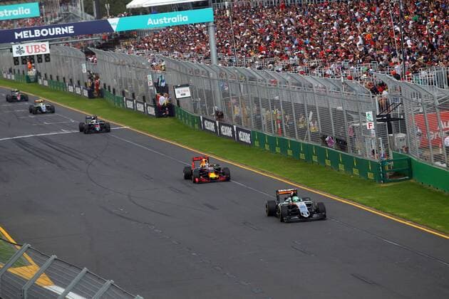 Australian Grand Prix, Melbourne 17 - 20 March 2016 20.03.2016 - Race, Nico Hulkenberg (GER) Sahara Force India F1 VJM09 leads Daniel Ricciardo (AUS) Red Bull Racing RB12 