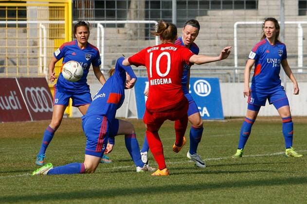 GER,1.FFBL, Muenchen, FC Bayern Muenchen vs USV Jena 19.03.2016, Gruenwalder Stadion, Muenchen,1.FFBL, FC Bayern Muenchen vs. USV Jena, im Bild trifft Vivianne Miedema (Bayern 10) gegen Amber Hearn (USV Jena 10), Annalena Breitenbach (USV Jena 5), Jana Sedlackova (USV Jena 12) und Julia Arnold (USV Jena 31) zum 1:0 fuer Muenchen nphxRMG
