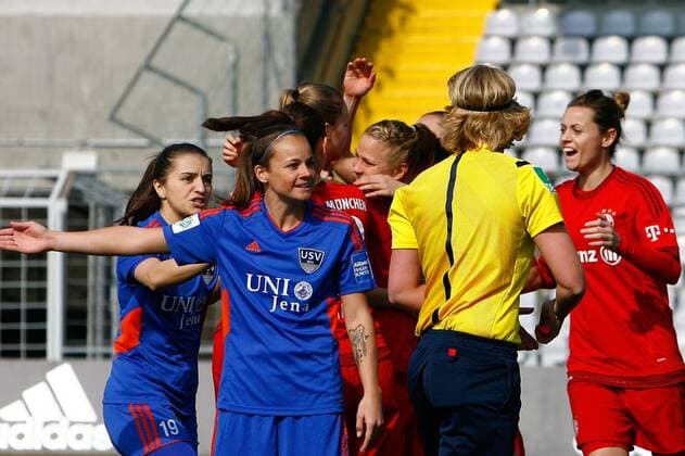 GER,1.FFBL, Muenchen, FC Bayern Muenchen vs USV Jena 19.03.2016, Gruenwalder Stadion, Muenchen,1.FFBL, FC Bayern Muenchen vs. USV Jena, im Bild beschweren sich Iva Landeka (USV Jena 19) und Rita Percival (USV Jena 2) erfolglos bei der Schiedsrichterin, waehrend die Bayern-Spielerinnen das 1:0 feiern nphxRMG