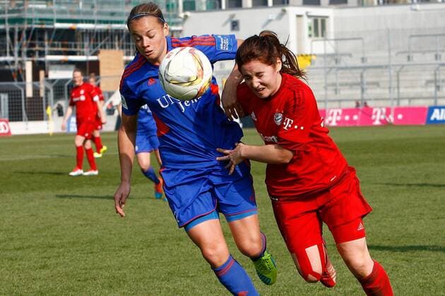 GER,1.FFBL, Muenchen, FC Bayern Muenchen vs USV Jena 19.03.2016, Gruenwalder Stadion, Muenchen,1.FFBL, FC Bayern Muenchen vs. USV Jena, im Bild ein Laufduell zwischen Rita Percival (USV Jena 2) und Nicole Rolser (Bayern 29) nphxRMG