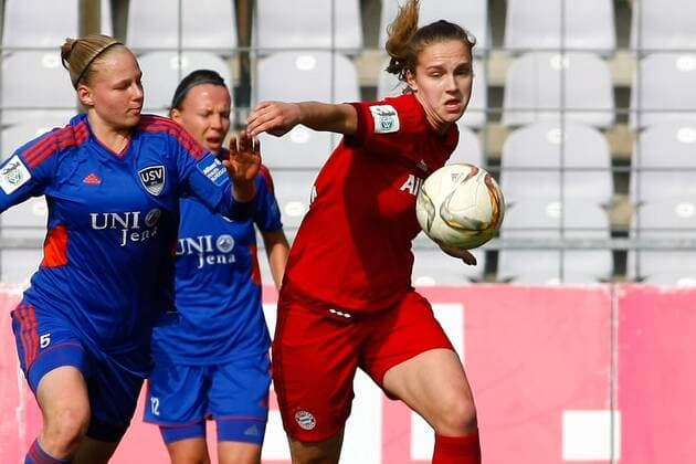 GER,1.FFBL, Muenchen, FC Bayern Muenchen vs USV Jena 19.03.2016, Gruenwalder Stadion, Muenchen,1.FFBL, FC Bayern Muenchen vs. USV Jena, im Bild versuchen Annalena Breitenbach (USV Jena 5) und Jana Sedlackova (USV Jena 12) vergeblich, die mehrfache Bayern-Torschuetzin Vivianne Miedema (Bayern 10) zu stoppen nphxRMG