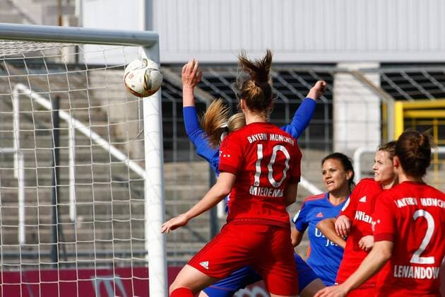 GER,1.FFBL, Muenchen, FC Bayern Muenchen vs USV Jena 19.03.2016, Gruenwalder Stadion, Muenchen,1.FFBL, FC Bayern Muenchen vs. USV Jena, im Bild trifft Vivianne Miedema (Bayern 10) per Kopf mit ihrem zweiten Treffer zum 3:0 fuer Bayern nphxRMG