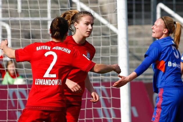 GER,1.FFBL, Muenchen, FC Bayern Muenchen vs USV Jena 19.03.2016, Gruenwalder Stadion, Muenchen,1.FFBL, FC Bayern Muenchen vs. USV Jena, im Bild hadert Annalena Breitenbach (USV Jena 5) mit dem Gegentreffer, waehrend Gina Lewandowski (Bayern 2) Torschuetzin +fcb1ß+ beglueckwuenscht nphxRMG
