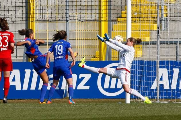 GER,1.FFBL, Muenchen, FC Bayern Muenchen vs USV Jena 19.03.2016, Gruenwalder Stadion, Muenchen,1.FFBL, FC Bayern Muenchen vs. USV Jena, im Bild beobachten Sara Daebritz (Däbritz) (Bayern 33) und Iva Landeka (USV Jena 19), wie Rachel Melhado (USV Jena 3) gegen Tinja-Riika Korpela (Bayern 32) zum 1:3 fuer Jena trifft nphxRMG