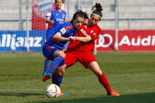 GER,1.FFBL, Muenchen, FC Bayern Muenchen vs USV Jena 19.03.2016, Gruenwalder Stadion, Muenchen,1.FFBL, FC Bayern Muenchen vs. USV Jena, im Bild ein Zweikampf zwischen Iva Landeka (USV Jena 19) und Veronica Boquete (Bayern 4) nphxRMG