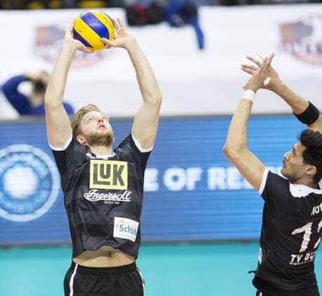 Volleyball Hessen - 1. Bundesliga Männer - Viertelfinale Playoff 19.03.2016 United Volleys Rheinmain (blau) - TV Ingersoll Bühl (schwarz) v.l. Graham Mc Ilvaine (Bühl 1), Nehemiah Alesana Mote (Bühl 12) United Volleys Rheinmain - TV Ingersoll Bühl