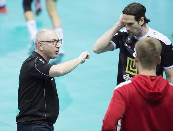 Volleyball Hessen - 1. Bundesliga Männer - Viertelfinale Playoff 19.03.2016 United Volleys Rheinmain (blau) - TV Ingersoll Bühl (schwarz) v.l. Trainer Ruben Wolochin (Bühl), Peter Nagy (Bühl 8) United Volleys Rheinmain - TV Ingersoll Bühl