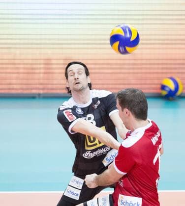 Volleyball Hessen - 1. Bundesliga Männer - Viertelfinale Playoff 19.03.2016 United Volleys Rheinmain (blau) - TV Ingersoll Bühl (schwarz) v.l. Peter Nagy (Bühl 8), David Molnar (Bühl 11) United Volleys Rheinmain - TV Ingersoll Bühl