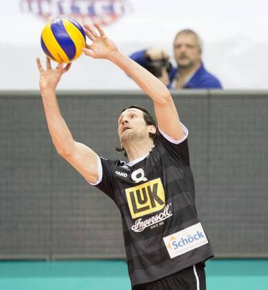 Volleyball Hessen - 1. Bundesliga Männer - Viertelfinale Playoff 19.03.2016 United Volleys Rheinmain (blau) - TV Ingersoll Bühl (schwarz) v.l. Peter Nagy (Bühl 8) United Volleys Rheinmain - TV Ingersoll Bühl