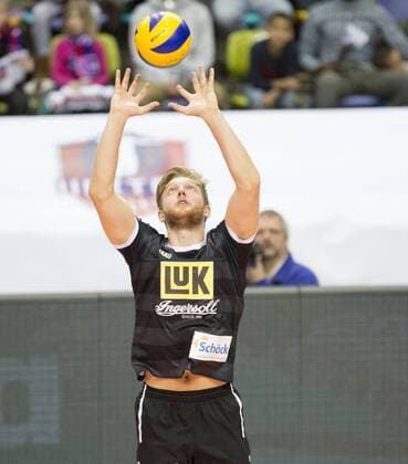 Volleyball Hessen - 1. Bundesliga Männer - Viertelfinale Playoff 19.03.2016 United Volleys Rheinmain (blau) - TV Ingersoll Bühl (schwarz) v.l. Graham Mc Ilvaine (Bühl 1) United Volleys Rheinmain - TV Ingersoll Bühl