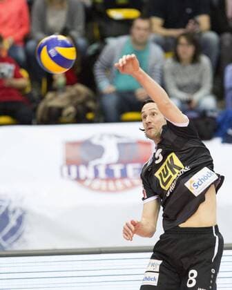 Volleyball Hessen - 1. Bundesliga Männer - Viertelfinale Playoff 19.03.2016 United Volleys Rheinmain (blau) - TV Ingersoll Bühl (schwarz) v.l. Peter Nagy (Bühl 8) United Volleys Rheinmain - TV Ingersoll Bühl