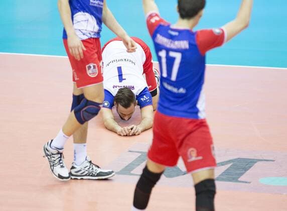 Volleyball Hessen - 1. Bundesliga Männer - Viertelfinale Playoff 19.03.2016 United Volleys Rheinmain (blau) - TV Ingersoll Bühl (schwarz) v.l. Florian Ringseis (RheinMain 1) am Boden United Volleys Rheinmain - TV Ingersoll Bühl