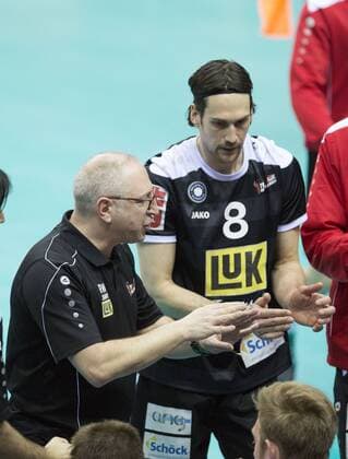 Volleyball Hessen - 1. Bundesliga Männer - Viertelfinale Playoff 19.03.2016 United Volleys Rheinmain (blau) - TV Ingersoll Bühl (schwarz) v.l. Trainer Ruben Wolochin (Bühl), Peter Nagy (Bühl 8) United Volleys Rheinmain - TV Ingersoll Bühl
