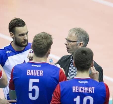 Volleyball Hessen - 1. Bundesliga Männer - Viertelfinale Playoff 19.03.2016 United Volleys Rheinmain (blau) - TV Ingersoll Bühl (schwarz) v.l. Florian Ringseis (RheinMain 1), Lukas Bauer (RheinMain 5), Trainer Michael Warm (RheinMain), Moritz Reichert (RheinMain 10) United Volleys Rheinmain - TV Ingersoll Bühl