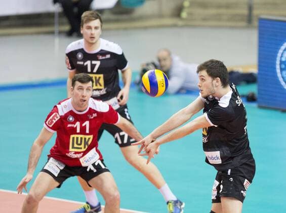 Volleyball Hessen - 1. Bundesliga Männer - Viertelfinale Playoff 19.03.2016 United Volleys Rheinmain (blau) - TV Ingersoll Bühl (schwarz) v.l. David Sossenheimer (Bühl 5) United Volleys Rheinmain - TV Ingersoll Bühl