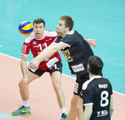 Volleyball Hessen - 1. Bundesliga Männer - Viertelfinale Playoff 19.03.2016 United Volleys Rheinmain (blau) - TV Ingersoll Bühl (schwarz) v.l. David Molnar (Bühl 11), Paul Buchegger (Bühl 17) United Volleys Rheinmain - TV Ingersoll Bühl
