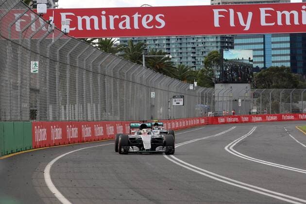 Australian Grand Prix, Melbourne 17 - 20 March 2016 20.03.2016 - Race, Lewis Hamilton (GBR) Mercedes AMG F1 W07 Hybrid leads Nico Rosberg (GER) Mercedes AMG F1 W07 Hybrid 