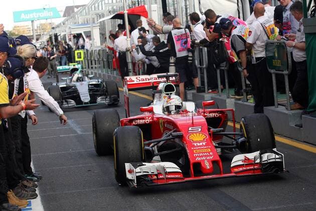 Australian Grand Prix, Melbourne 17 - 20 March 2016 20.03.2016 - Race, 3rd position Sebastian Vettel (GER) Scuderia Ferrari SF16-H and 2nd position Lewis Hamilton (GBR) Mercedes AMG F1 W07 Hybrid 