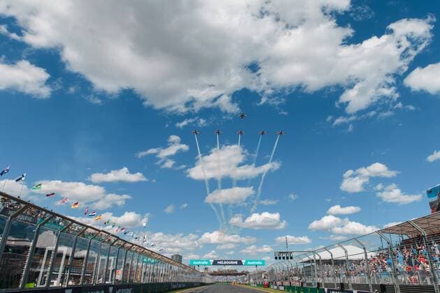 March 20, 2016: The RAAF Roulettes aerobatic planes fly over the main straight prior to the 2016 Australian Formula One Grand Prix at Albert Park, Melbourne, Australia. Formula One 2016: Australia - Race - ZUMAc04_
