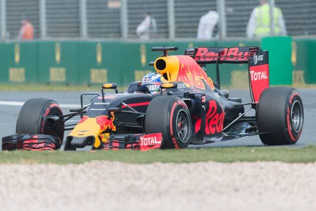 March 20, 2016: Daniel Ricciardo (AUS) 3 from the Red Bull Racing team at turn one of the 2016 Australian Formula One Grand Prix at Albert Park, Melbourne, Australia. Formula One 2016: Australia - Race - ZUMAc04_