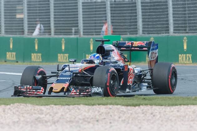 March 20, 2016: Max Verstappen (NDL) 33 from the Scuderia Toro Rosso team at turn one of the 2016 Australian Formula One Grand Prix at Albert Park, Melbourne, Australia. Formula One 2016: Australia - Race - ZUMAc04_