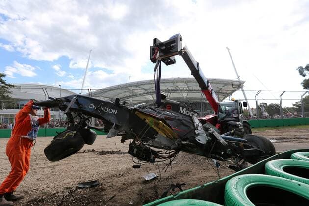 Australian Grand Prix, Melbourne 17 - 20 March 2016 20.03.2016 - Race, Crash, Fernando Alonso (ESP) McLaren Honda MP4-31 and Esteban Gutierrez (MEX) Haas F1 Team VF-16 