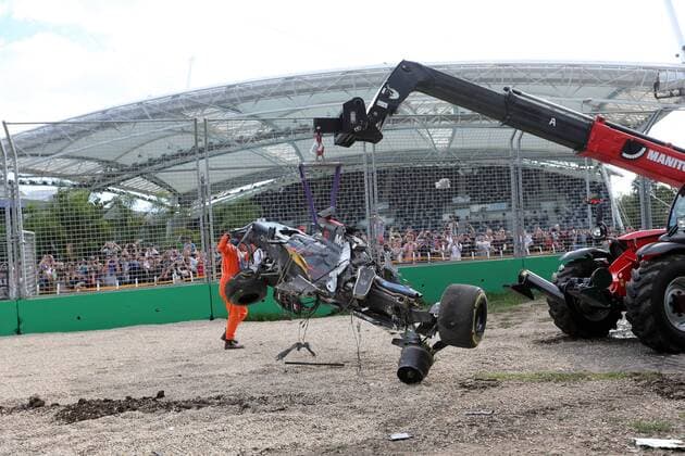 Australian Grand Prix, Melbourne 17 - 20 March 2016 20.03.2016 - Race, Crash, Fernando Alonso (ESP) McLaren Honda MP4-31 and Esteban Gutierrez (MEX) Haas F1 Team VF-16 